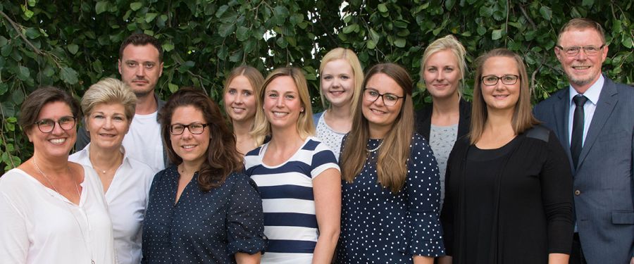 Beate Schäfers (Personalratsvorsitzende für Grundschulen, 1. von links), Karin Wibbeke (Schul- und Sportamt des Kreises Paderborn, 2. von links) und Schulrat Torsten Buncher (rechts) begrüßten die neuen „Springer-Lehrkäfte“ Alexander Hartmann (ab 3. von links), Maike Heßing, Lisa Wingenbach, Sara Gradiska, Anne Sundarp, Maike Starre, Sabrina Thielmann, Janina Kamps. (Foto: Amt für Presse- und Öffentlichkeitsarbeit, Kreis Paderborn, Anna-Sophie Schindler)